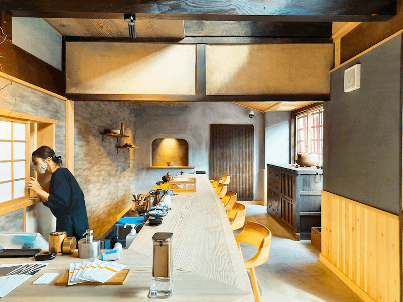 八幡堀沿いの古民家を改装した一棟貸しの料理旅館 旅籠 八 内の粋なカフェ Art Cafe氵
